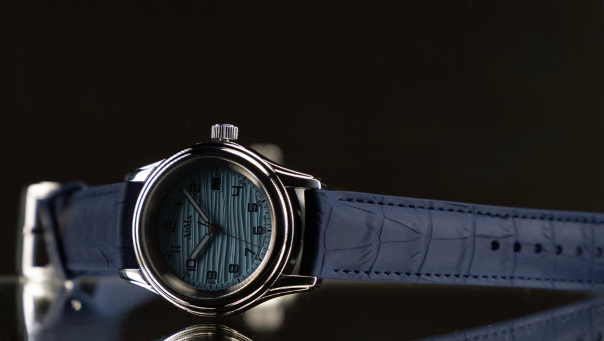 Montre ADMA mise en scène, détail du cadran et du bracelet